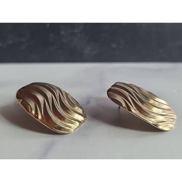 Gold Tone Metal Wavy Pierced Earrings Vintage - Picture 3 of 10